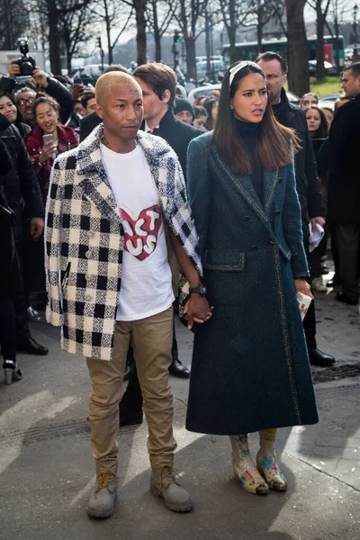 Pharrell Williams Helen Lasichanh Llegan Desfile Chanel Como Parte Semana —  Fotos de Stock