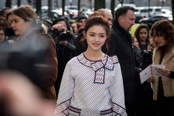 2016年3月8日 フランス パリで開催されるパリ ファッションウィークウィメンズウェアの一環として 中国人女優リン ユンがシャネルショーに登場します — ストック写真