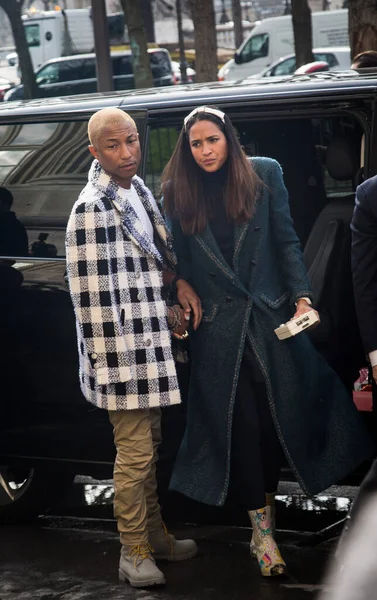 Pharrell Williams Und Helen Lasichanh Kommen Zur Chanel Show Rahmen Stockbild