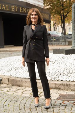 Carine Roitfeld, Paris Moda Haftası Kadın Giyim / Yaz 2016 kapsamında 7 Ekim 2015 'te Paris, Fransa' da Miu Miu Show 'a geldi..