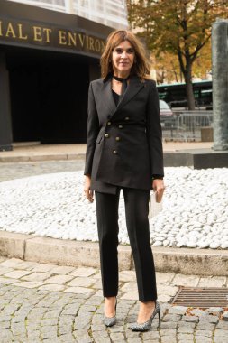Carine Roitfeld, Paris Moda Haftası Kadın Giyim / Yaz 2016 kapsamında 7 Ekim 2015 'te Paris, Fransa' da Miu Miu Show 'a geldi..