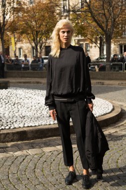 Aymeline Valade, Paris Moda Haftası Kadın Giyim / Yaz 2016 kapsamında 7 Ekim 2015 'te Paris, Fransa' daki Miu Miu gösterisine geldi..