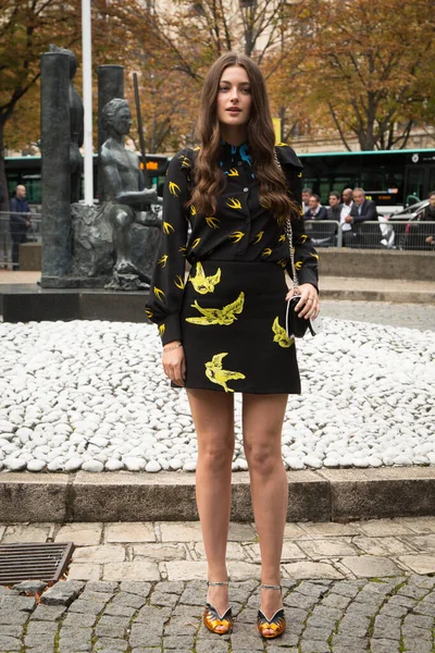 브래디 Millie Brady 모델은 2015 프랑스 Paris Fashion Week Omenswear — 스톡 사진
