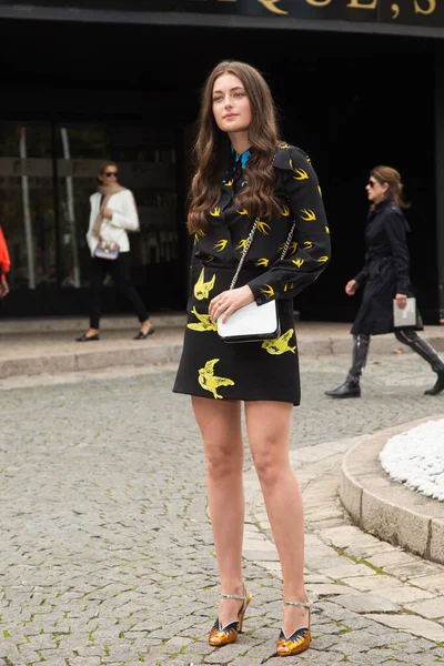 브래디 Millie Brady 모델은 2015 프랑스 Paris Fashion Week Omenswear — 스톡 사진