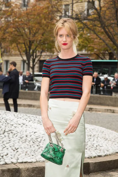 Mackenzie Davis Attrice Canadese Arriva Alla Sfilata Miu Miu Nell — Foto Stock