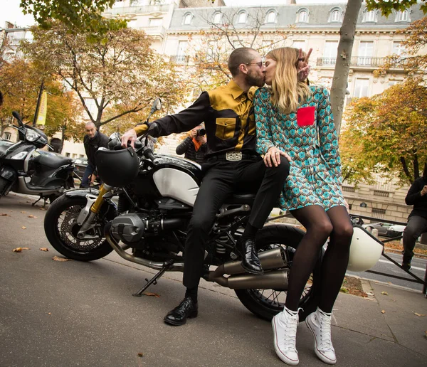 ヴェロニカ ハイルブルナー ドイツ人モデル ジャスティン オシーがパリ ファッションウィークの一環としてMiu Miuショーに参加 ウィメンズウェア2015年10月7日 フランス ストックフォト