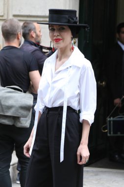 Ulyana Sergeenko, Paris Moda Haftası kapsamında 4 Temmuz 2016 'da Fransa' nın başkenti Paris 'te düzenlenen Christian Dior Haute Couture Fall / Winter 2016-2017 şovunda.