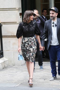  Marion Cotillard, Paris Moda Haftası kapsamında 4 Temmuz 2016 'da Fransa' nın başkenti Paris 'te düzenlenen Christian Dior Haute Couture / Winter 2016-2017 şovuna geldi..