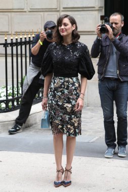  Marion Cotillard, Paris Moda Haftası kapsamında 4 Temmuz 2016 'da Fransa' nın başkenti Paris 'te düzenlenen Christian Dior Haute Couture / Winter 2016-2017 şovuna geldi..
