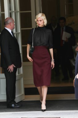 Aymeline Valade, Paris Moda Haftası kapsamında 4 Temmuz 2016 'da Fransa' nın başkenti Paris 'te düzenlenen Christian Dior Haute Couture Fall / Winter 2016-2017 şovuna geldi..