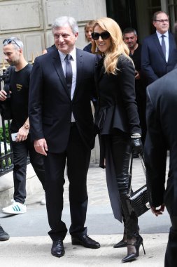 Sidney Toledano ve şarkıcı Celine Dion, Paris Moda Haftası kapsamında 4 Temmuz 2016 'da Paris, Fransa' da düzenlenen Christian Dior Haute Couture Fall / Winter 2016-2017 şovunda.