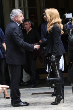 Sidney Toledano ve şarkıcı Celine Dion, Paris Moda Haftası kapsamında 4 Temmuz 2016 'da Paris, Fransa' da düzenlenen Christian Dior Haute Couture Fall / Winter 2016-2017 şovunda.