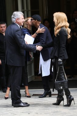 Sidney Toledano ve şarkıcı Celine Dion, Paris Moda Haftası kapsamında 4 Temmuz 2016 'da Paris, Fransa' da düzenlenen Christian Dior Haute Couture Fall / Winter 2016-2017 şovunda.