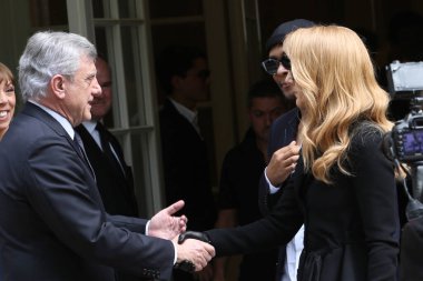 Sidney Toledano ve şarkıcı Celine Dion, Paris Moda Haftası kapsamında 4 Temmuz 2016 'da Paris, Fransa' da düzenlenen Christian Dior Haute Couture Fall / Winter 2016-2017 şovunda.