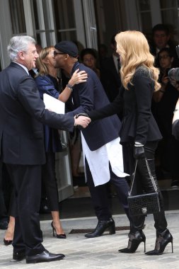 Sidney Toledano ve şarkıcı Celine Dion, Paris Moda Haftası kapsamında 4 Temmuz 2016 'da Paris, Fransa' da düzenlenen Christian Dior Haute Couture Fall / Winter 2016-2017 şovunda.