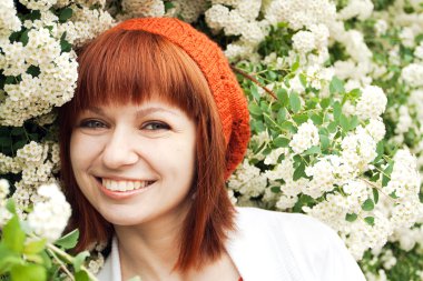 parkta güzel bir genç kız portresi