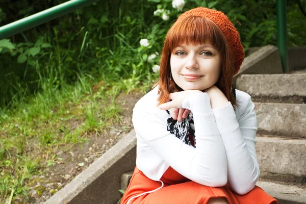 Retrato de uma jovem menina bonita em uma boina de malha laranja — Fotografia de Stock