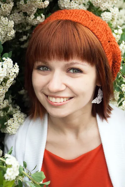 Retrato de una joven hermosa en una boina de punto naranja — Foto de Stock