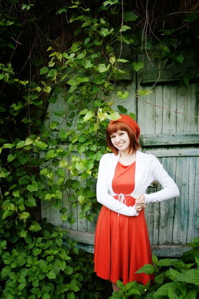 Portrait d'une jeune belle fille dans le parc — Photo