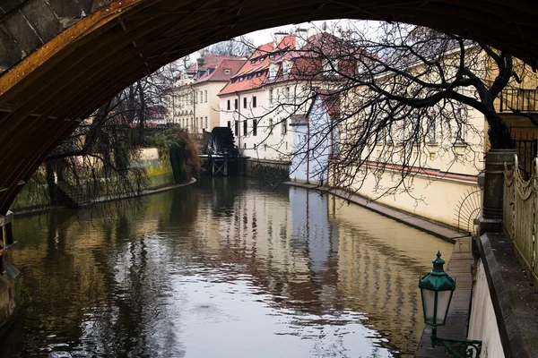 Tjeckien, Prag - december 2012: utsikten från Karlsbron på en vacker gammal byggnad Stockbild
