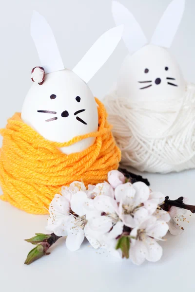 Decoratieve easter bunny en cherry blossoms op een witte achtergrond — Stockfoto