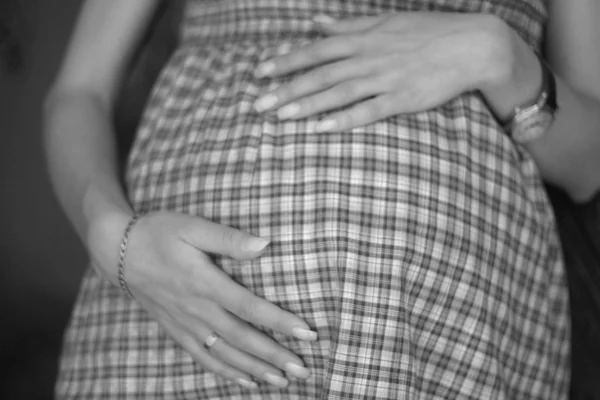 Kobieta w ciąży przytulanie jej ramiona duży brzuch — Zdjęcie stockowe