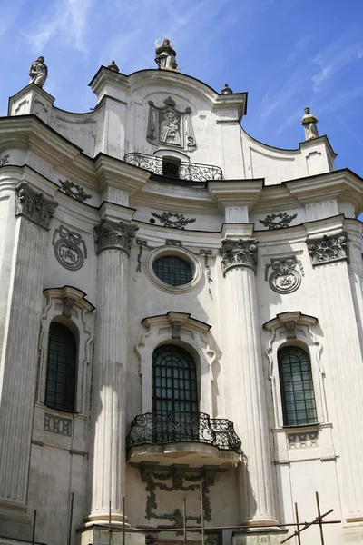 Facciata di una vecchia chiesa in una piccola città in Europa — Foto Stock