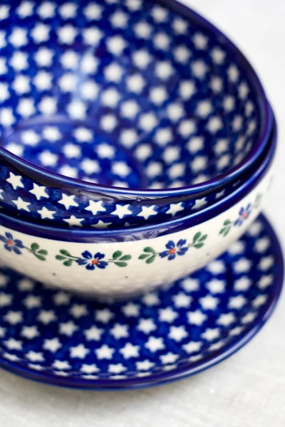 Национальные польские керамические блюда на серой ткани — стоковое фото