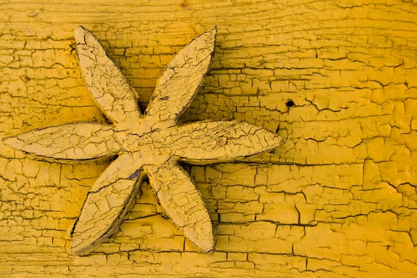 Fondo di legno giallo con un fiore ritaglio — Foto Stock