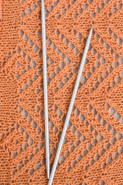オレンジ色の糸とペアの針の透かし彫りのパターン — ストック写真
