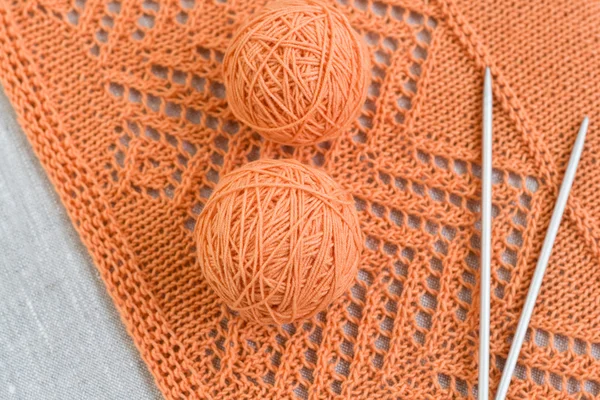 Bolas de naranja, patrón de punto y agujas de punto — Foto de Stock