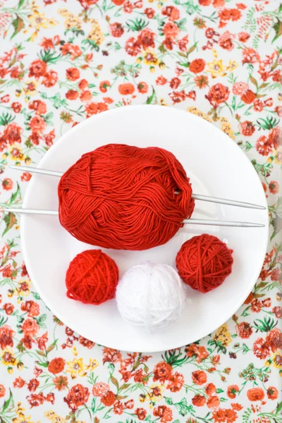 White plate, the spokes, red and white ball on the background — Stock Photo, Image