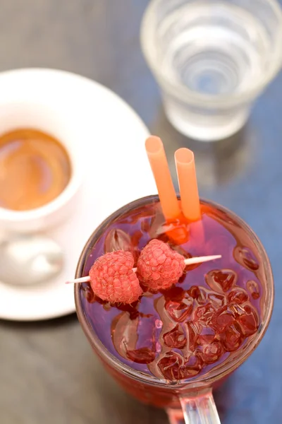 Eistee und frische Himbeeren und schwarzer heißer Kaffee — Stockfoto