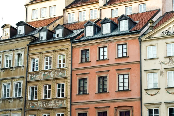 Fragmento restaurado de edificios antiguos en el casco antiguo de Varsovia, Polonia — Foto de Stock