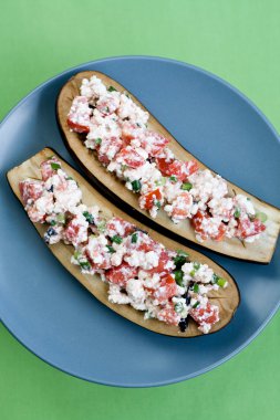 fırında patlıcan domates, otlar ve ev yapımı peynir ile