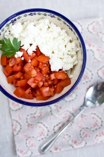 Cottage kaas en rode tomaten voor voeding — Stockfoto