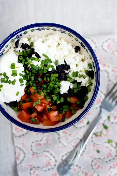 Queso cottage y tomates rojos para la dieta —  Fotos de Stock