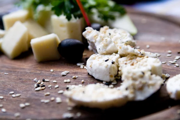 分裂与芝麻籽和中药固体美味山羊奶酪 — 图库照片