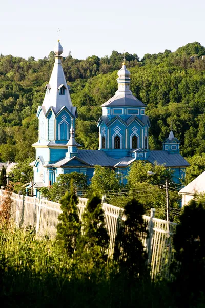 La antigua iglesia de azul en el parque — Foto de Stock