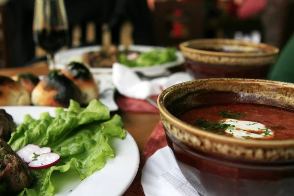 Borsch ucraniano, rolos com bacon e churrasco — Fotografia de Stock