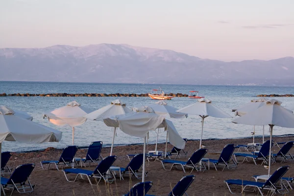 Plaża, morze i góry w zachód słońca, Peloponez, Grecja. — Zdjęcie stockowe