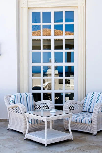 Pavillon mit Blick auf das Meer und die Berge, Griechenland — Stockfoto