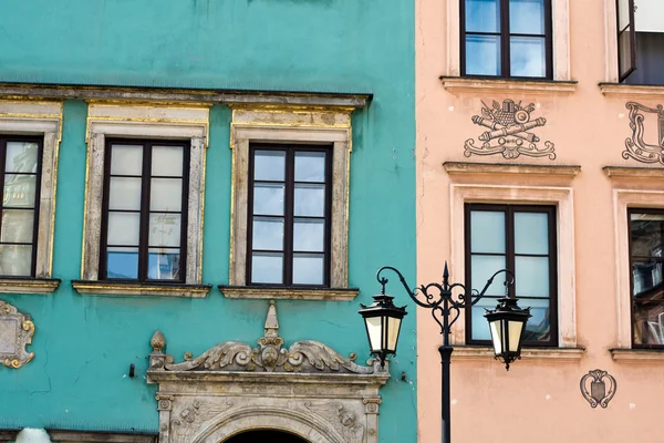 Refurbished fragment of ancient buildings in Warsaw and lantern — Stock Photo, Image