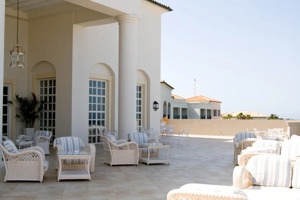 Pavillon mit Blick auf das Meer und die Berge, Griechenland — Stockfoto