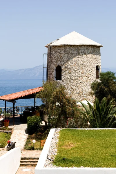 Tour avec terrasse sur fond de mer et de montagnes, Péloponnèse, Grèce — Photo