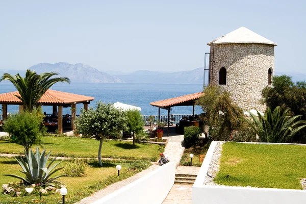 Tour avec terrasse sur fond de mer et de montagnes, Péloponnèse, Grèce — Photo