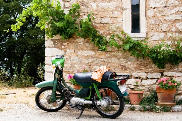 Зеленые мотоциклы стоят у стены дома — стоковое фото