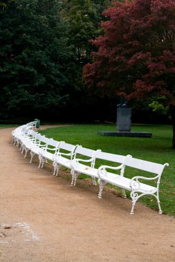 sonbahar park ve geçit ahşap banklar