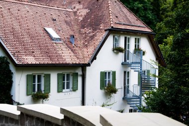 Beyaz Saray ile dik merdivenleri içinde yeşil Panjur