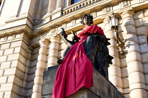 Standbeeld in de buurt van het opera house in rode doek, Praag, Tsjechië — Stockfoto